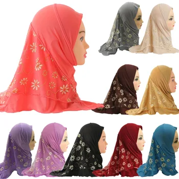 Красиво малко момиченце Амира в хиджабе с сетчатыми цветове, подходяща за деца от 2-6 години, обличане на ислямски шал, обертывает главата си с шал, повязывает на главата