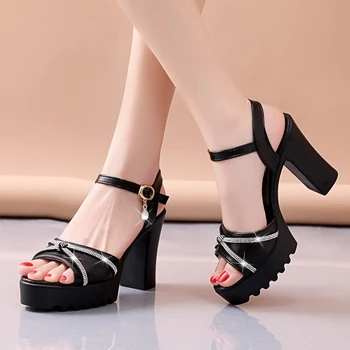 Нови модни дамски сандали на висок дебел ток с кристали; колекция 2023 г.; летни сандали на платформа с отворени пръсти и каишка на щиколотке; дамски обувки в черно, бяло на цвят