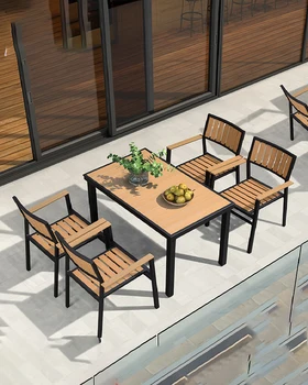Открит пластмасов дървени маси и столове комбинация от кафе-градина във вътрешния двор, тераса случайни столове улични столове външни седалки