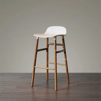 Скандинавски бар стол за малък апартамент, Многофункционални висококачествени сиви дизайнерски бар столове, стъбло от масивно дърво, пластмасови седалка, столче за кухни