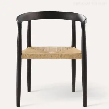 Трапезария стол от масивно дърво, италианска кожа в скандинавски стил, изчистен нов вид, с тъкани седалка подлакътник опушен цвят