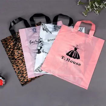 Търговия на едро с 500 бр./лот, бутик с отпечатани лого, висококачествени пластмасови торбички за пазаруване с дръжка, торбичка за подарък за опаковане на дрехи